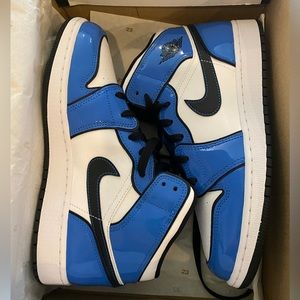 New AIR JORDAN 1 MID SE (GS)